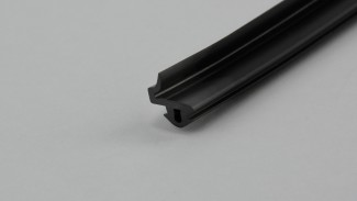 S-835 Nyílászáró gumitömítés (Fekete| Műanyag nyílászárókhoz) S-835 Nyílászáró gumitömítés (Fekete| Műanyag nyílászárókhoz)