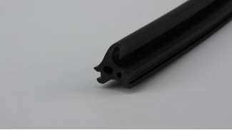 Gumitömítés ajtó alá (Fekete | Műanyag nyílászárókhoz) Gumitömítés ajtó alá (Fekete | Műanyag nyílászárókhoz)